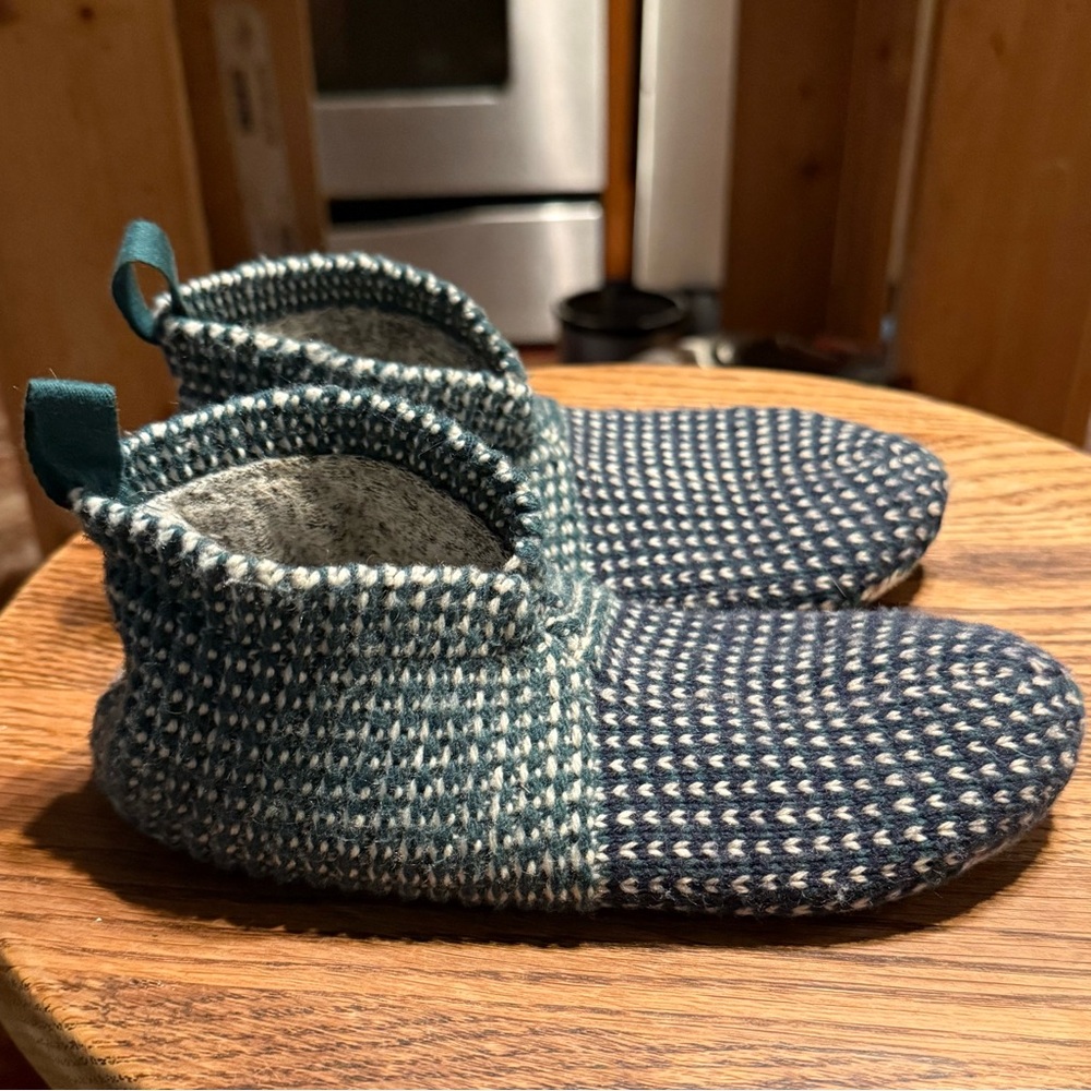 Bombas youth gripper slippers size Y1 (11-13 shoe)